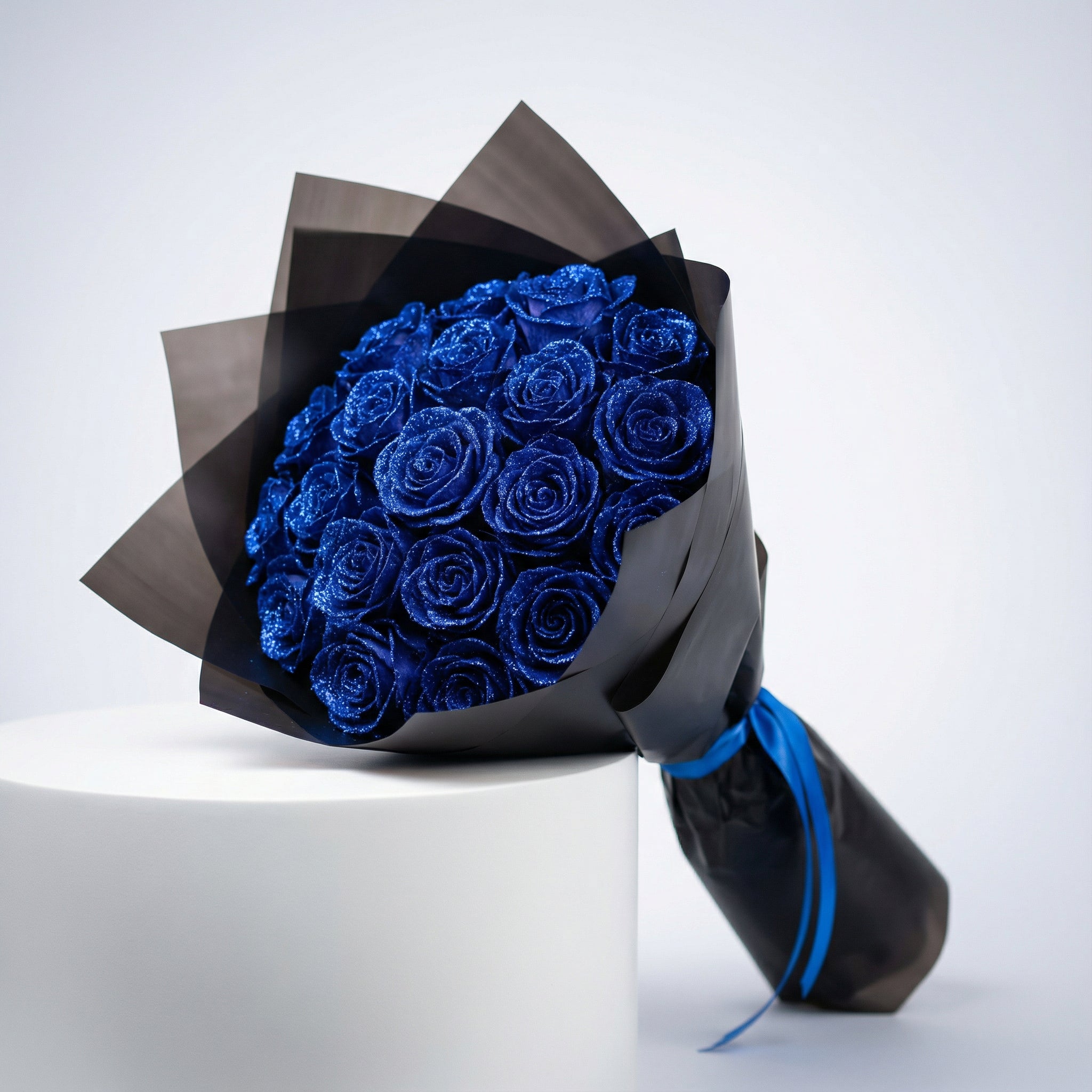 Gläserne Rose mit LED-Beleuchtung – dekorative Glasglocke mit Holzfuß