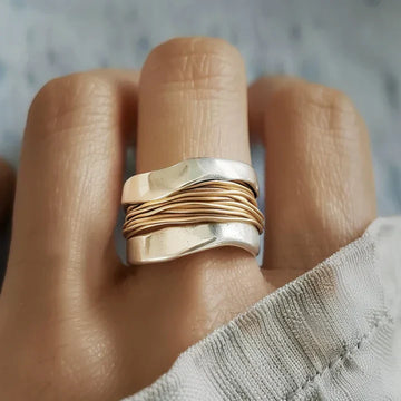Solaira Ring – Elegante Z ilverkleurig Ring met Gouden Accenten voor Tijdloze Klasse en Stijl