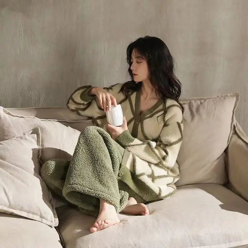 Lara Comfort Pijama | Pijama de Coral Suau amb Armilla de Quadres per a Dones
