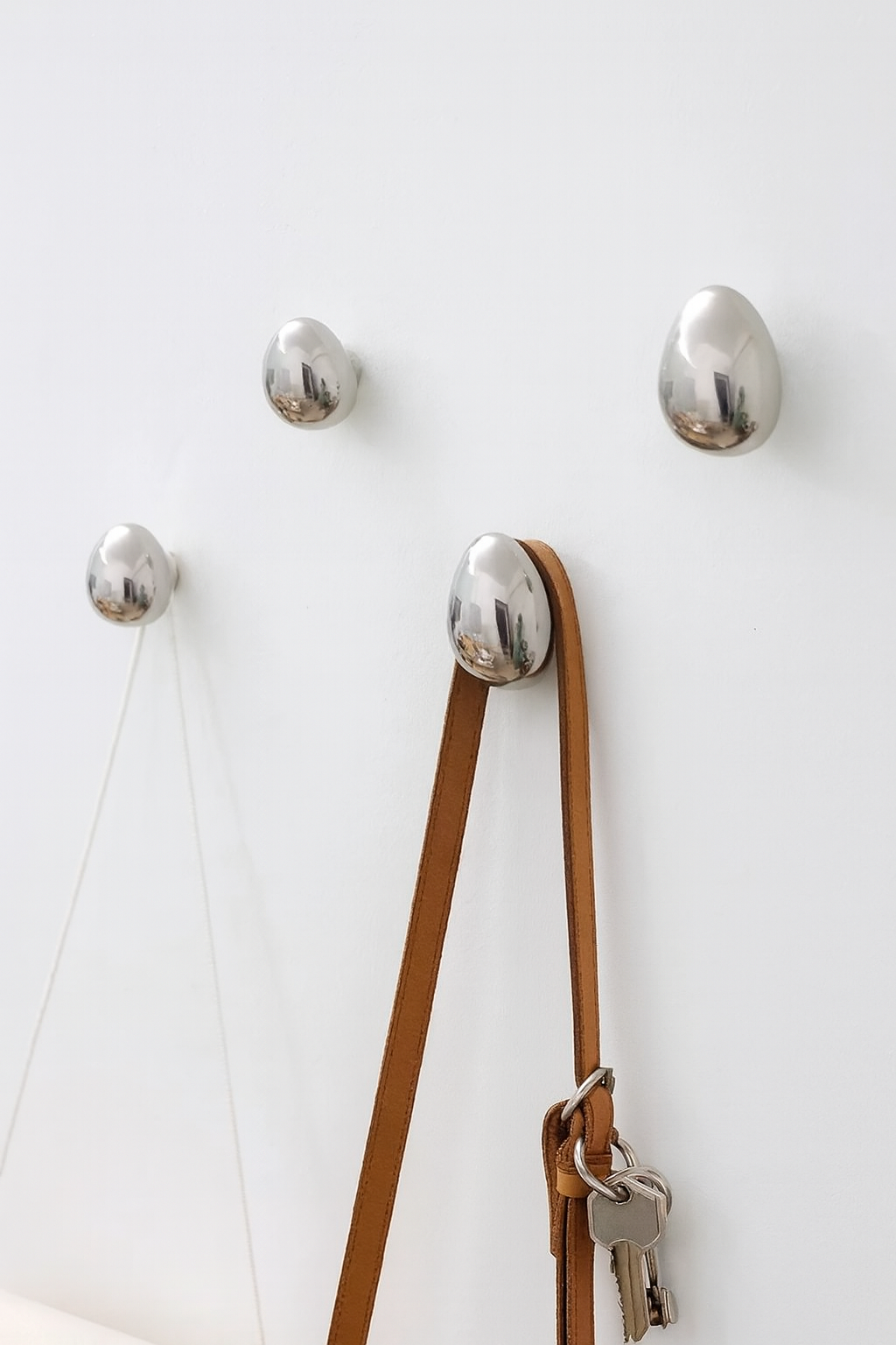 Dropura – Gancho de pared diseño gota de lluvia, cromo, adhesivo o atornillable