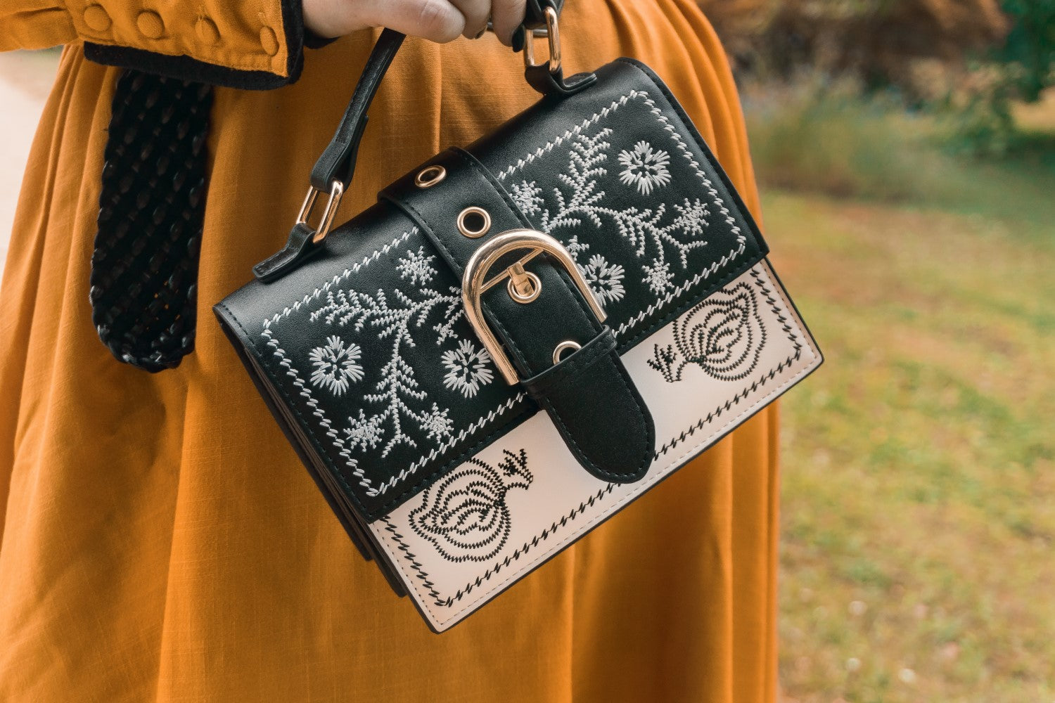 Revalki Crossbody Bag with Flower Embroidery