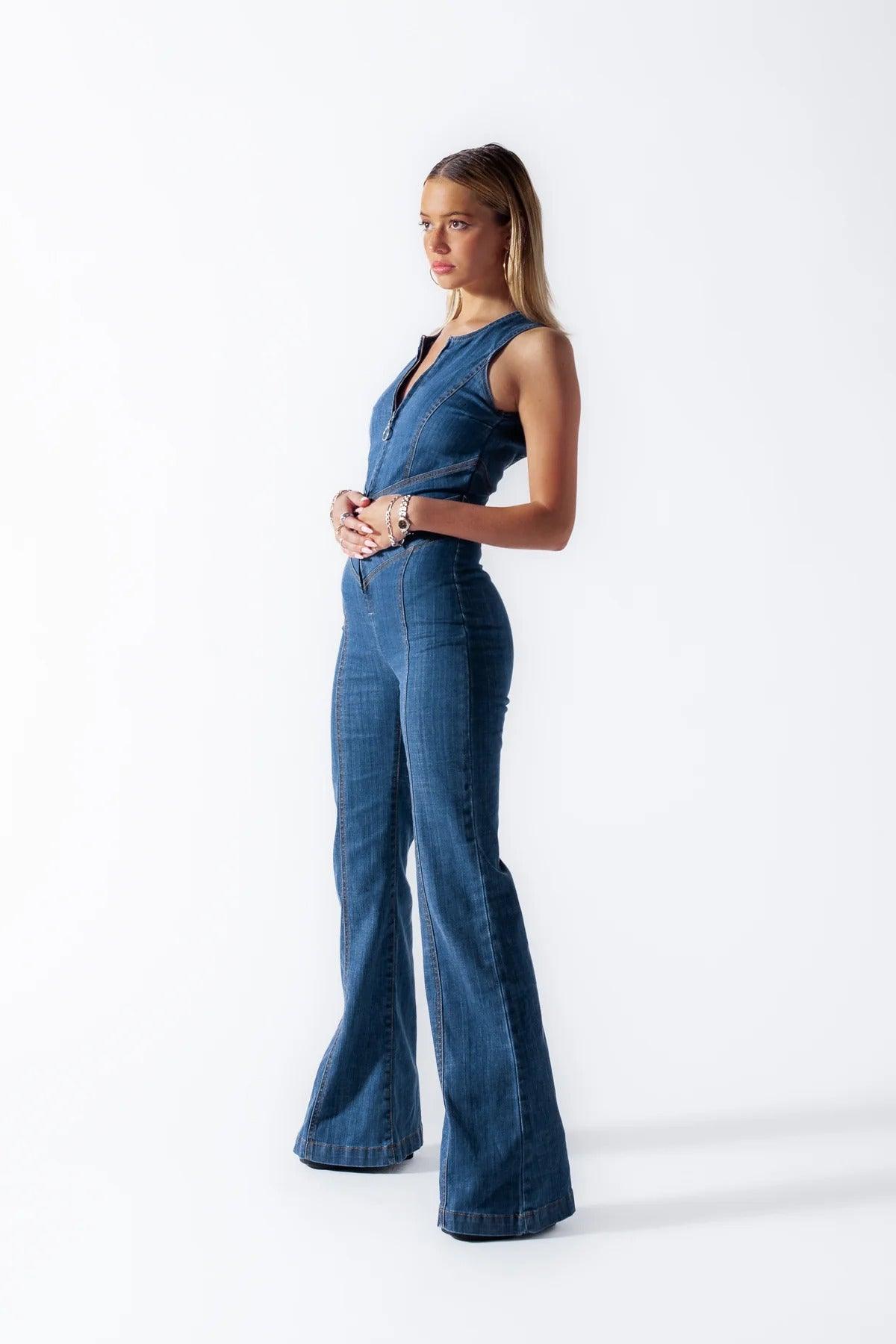 Elena Jumpsuit in Denimoptik – Elegant & modern mit offenem Rücken