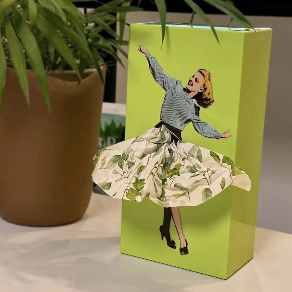 Caja para pañuelos – Diseño creativo de vestido con efecto de falda en movimiento