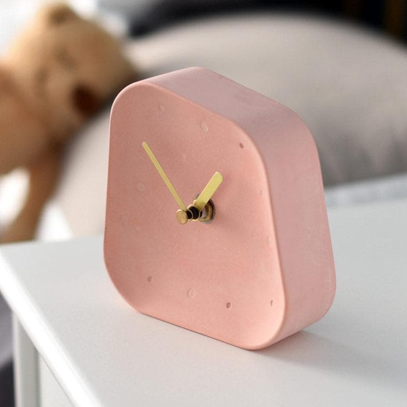 Tischuhr – kompakte Uhr mit Betonoptik, geräuschloser Betrieb und goldfarbene Zeiger