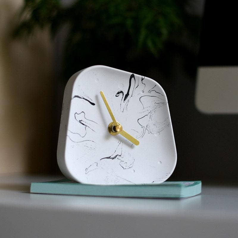 Tischuhr – kompakte Uhr mit Betonoptik, geräuschloser Betrieb und goldfarbene Zeiger