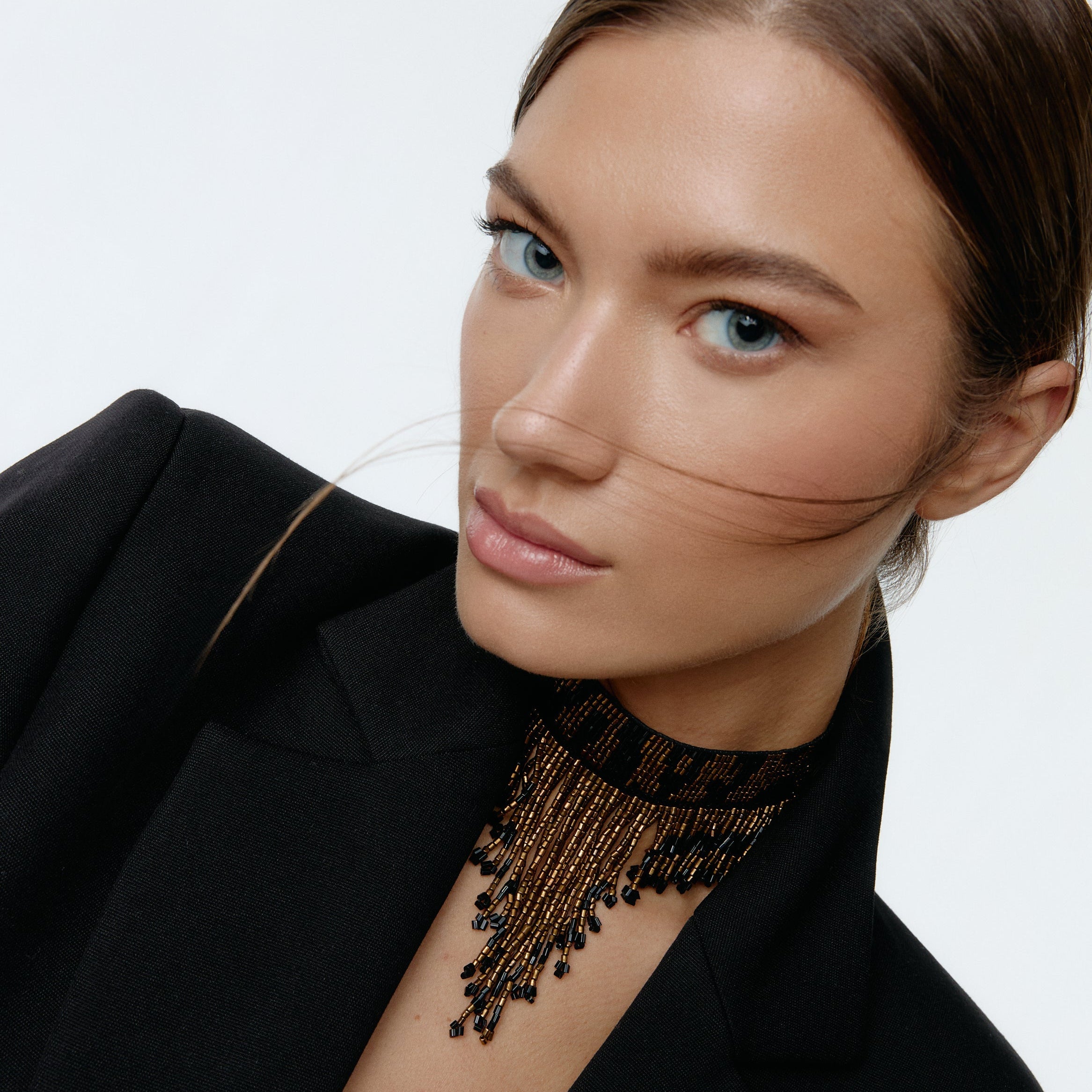 Choker Ketting met Metaaldraad & Resin Details – Verstelbaar Design en Decoratieve Afwerking
