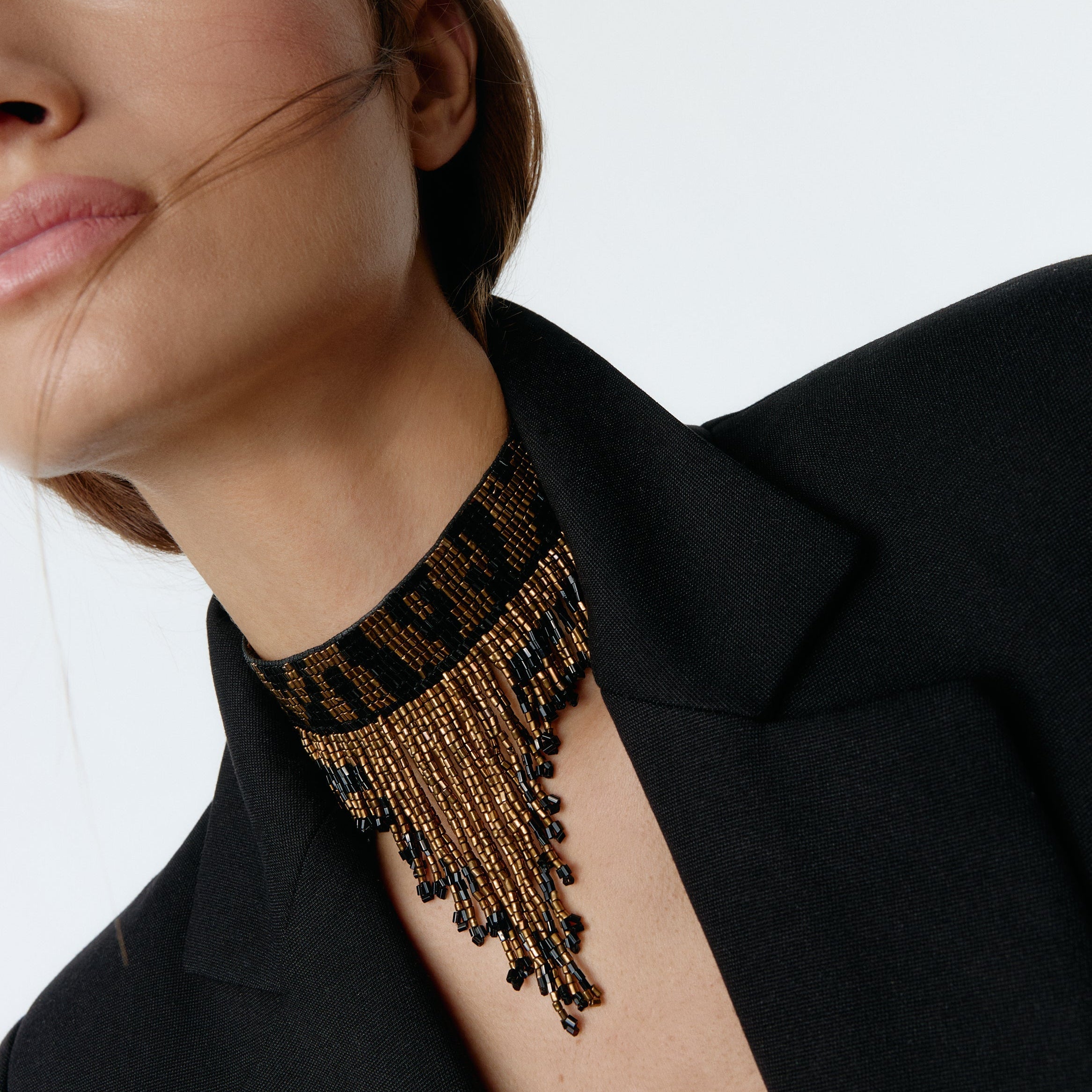 Choker Ketting met Metaaldraad & Resin Details – Verstelbaar Design en Decoratieve Afwerking
