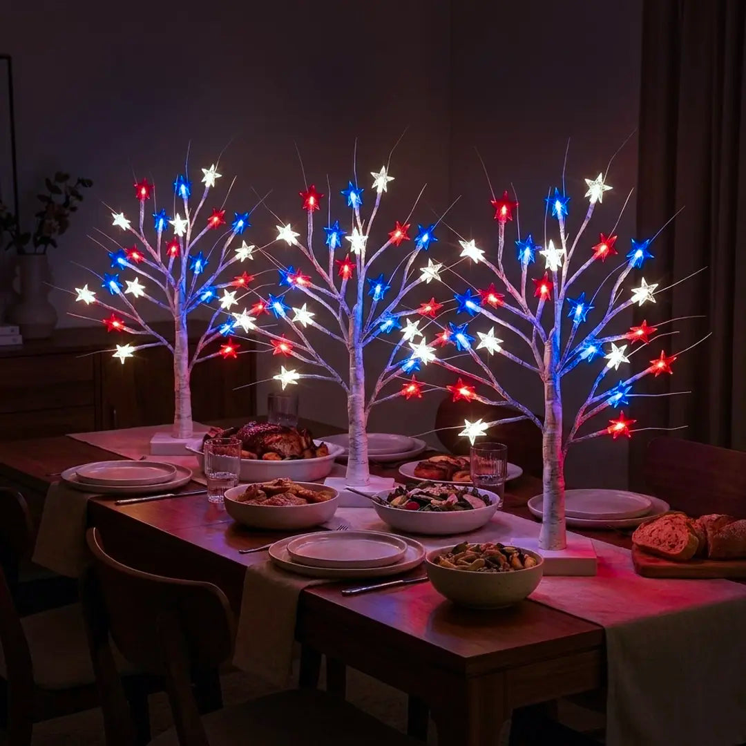Decoratieve sterrenlamp – boompje met rode, witte en blauwe sterren op tafel