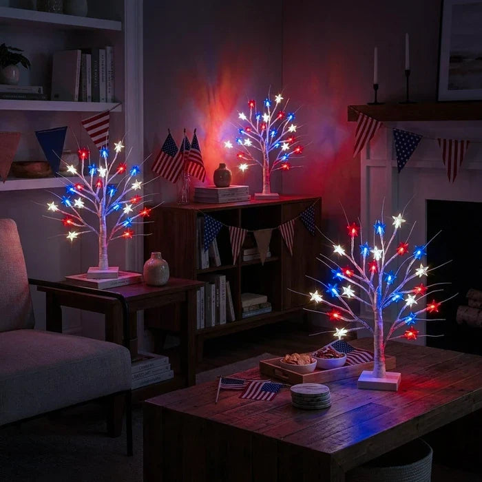 Decoratieve sterrenlamp – boompje met rode, witte en blauwe sterren op tafel