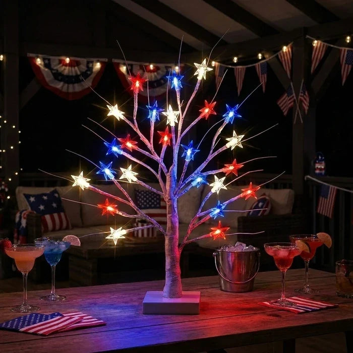 Decoratieve sterrenlamp – boompje met rode, witte en blauwe sterren op tafel
