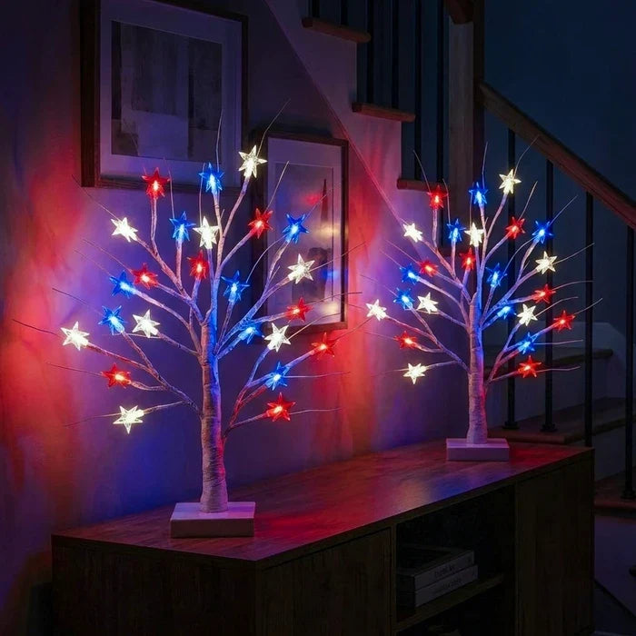 Decoratieve sterrenlamp – boompje met rode, witte en blauwe sterren op tafel