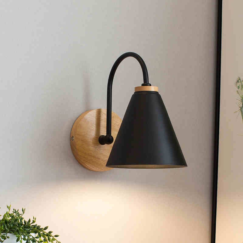 Curvora – Lámpara de varita madeira e metal, negro ou branco, elegantemente curvado