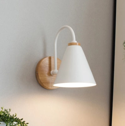 Curvora – Lámpara de varita madeira e metal, negro ou branco, elegantemente curvado