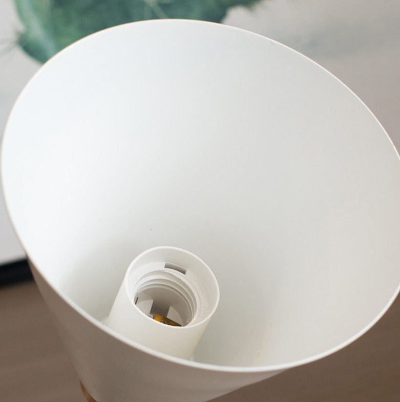 Curvora – Lámpara de varita madeira e metal, negro ou branco, elegantemente curvado