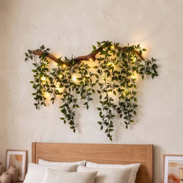 Wandtak met lichtjes – kunstbladeren en lampjes voor een kale muur in huis
