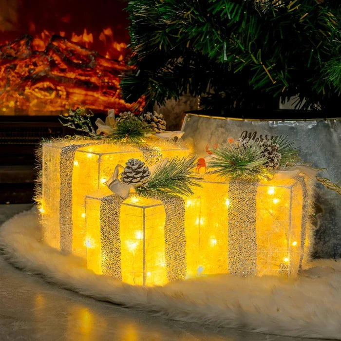 Lichtgevende kerstcadeaus – sierdozen met dennenappels voor onder de kerstboom