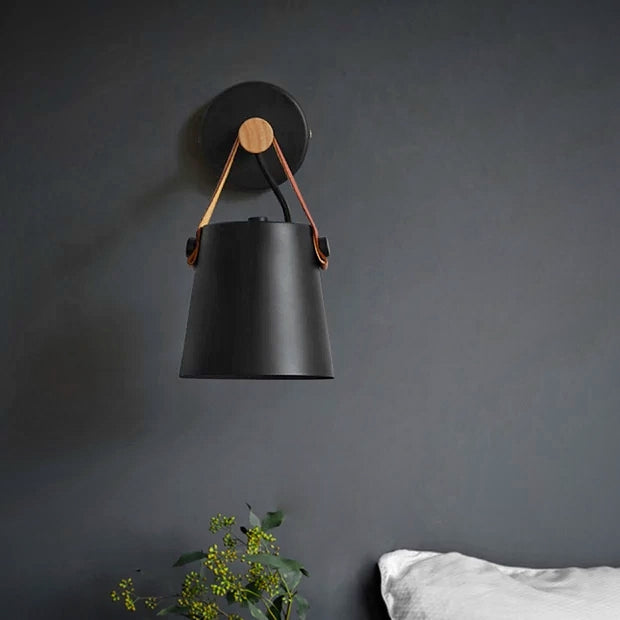 Wandlamp – Scandinavisch ontwerp met houtlook arm en lederlook ophangdetail