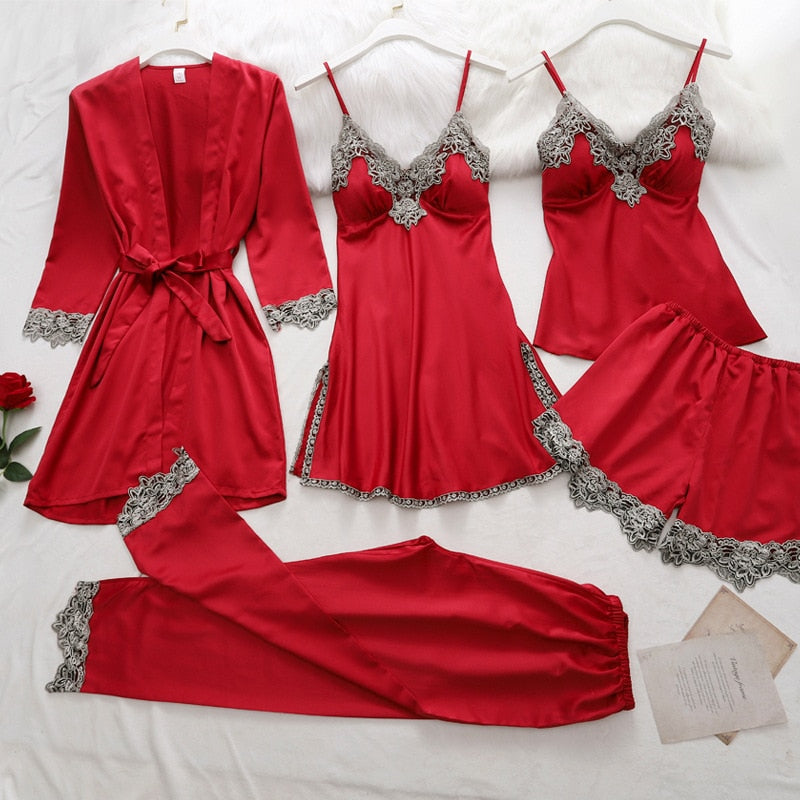 Dames pyjama set – satijnachtige stof met kantdetails en elegante pasvorm