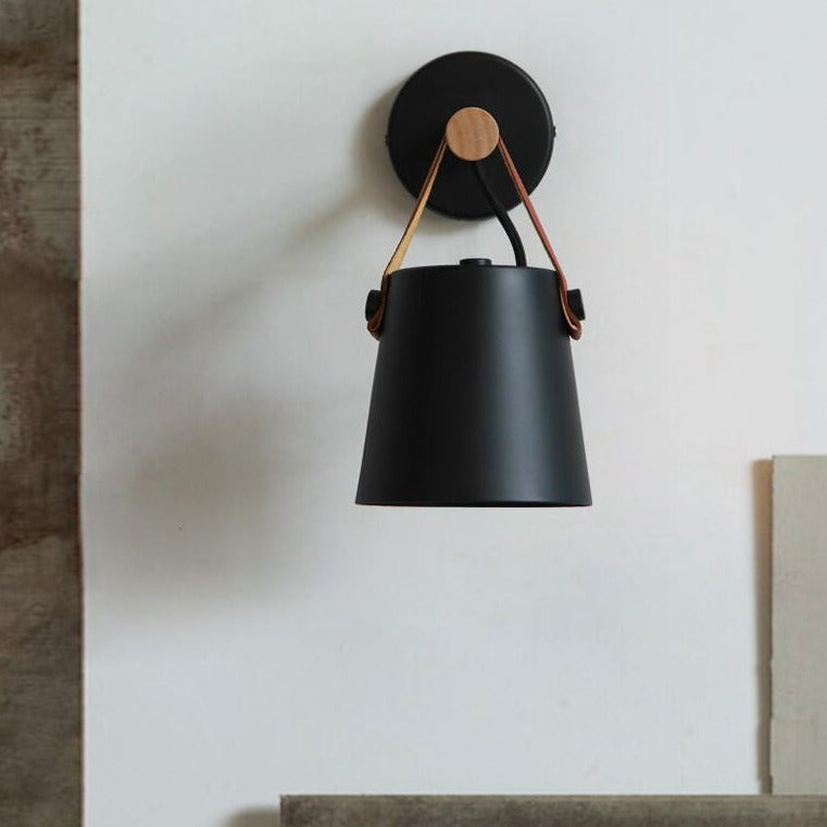 Wandlamp – Scandinavisch ontwerp met houtlook arm en lederlook ophangdetail