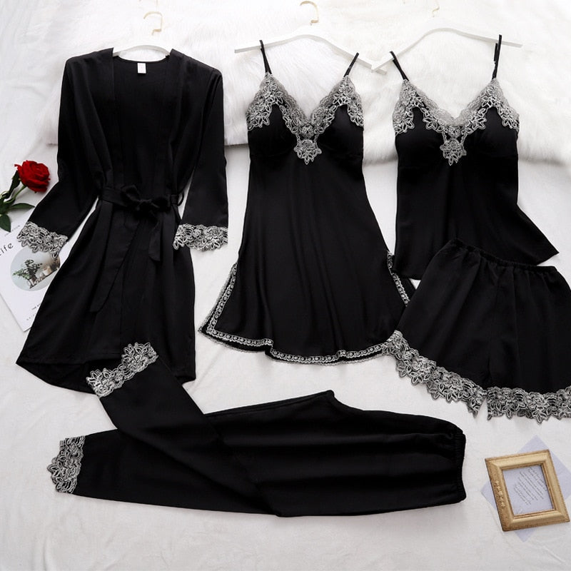 Dames pyjama set – satijnachtige stof met kantdetails en elegante pasvorm