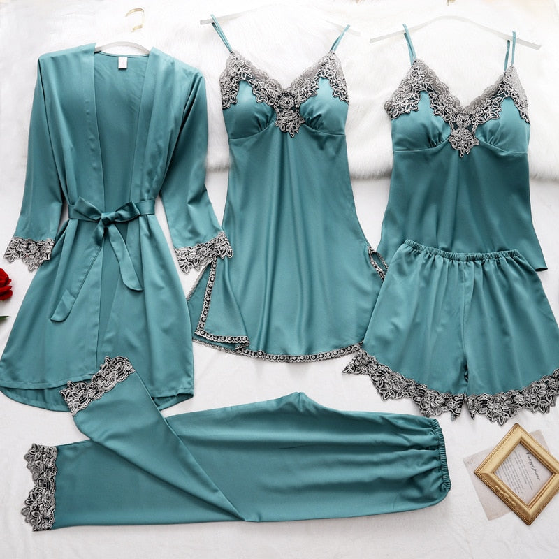 Dames pyjama set – satijnachtige stof met kantdetails en elegante pasvorm