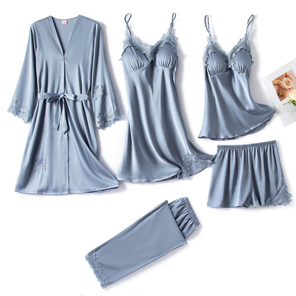 Dames pyjama set – satijnachtige stof met kantdetails en elegante pasvorm