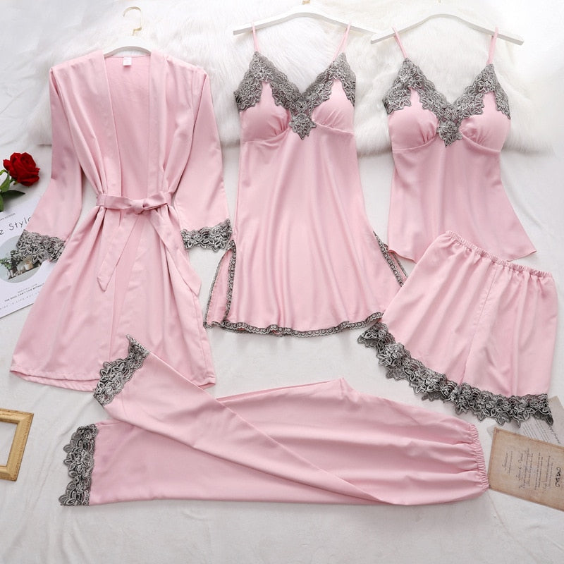 Dames pyjama set – satijnachtige stof met kantdetails en elegante pasvorm