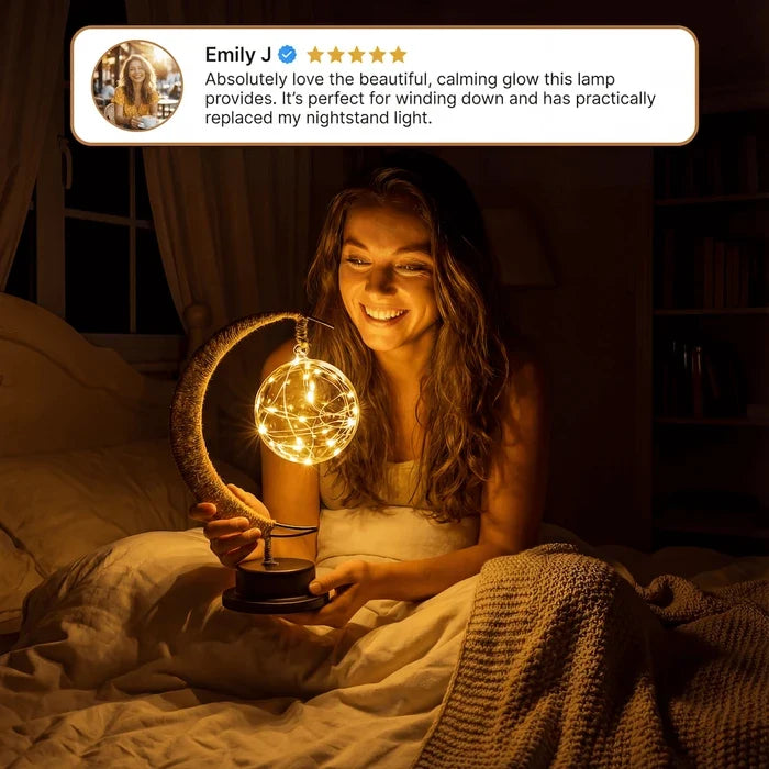 Bedlampje met maan en boom – warm licht naast je bed, in goud, paars of blauw