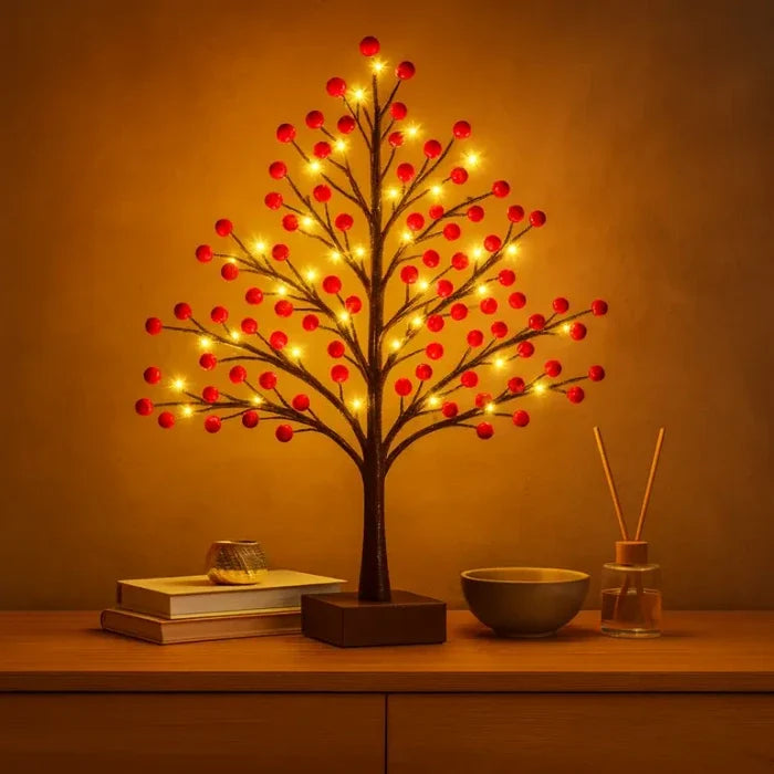 Hulstboompje met lichtjes – rode bessen en warm licht voor dressoir of hal