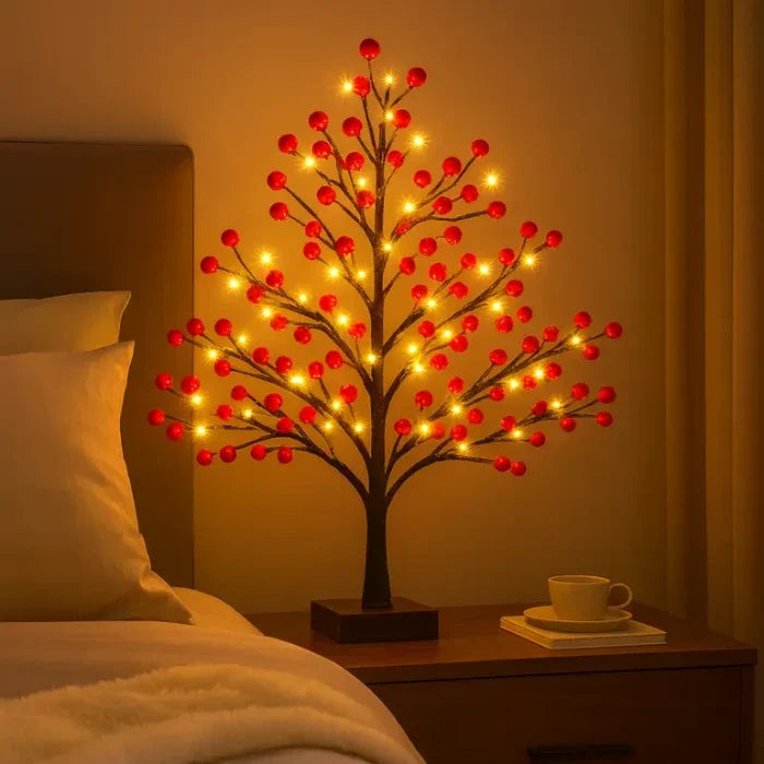 Hulstboompje met lichtjes – rode bessen en warm licht voor dressoir of hal