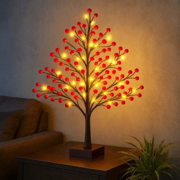 Hulstboompje met lichtjes – rode bessen en warm licht voor dressoir of hal