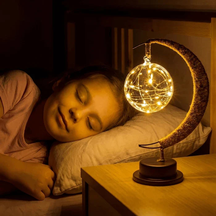 Bedlampje met maan en boom – warm licht naast je bed, in goud, paars of blauw