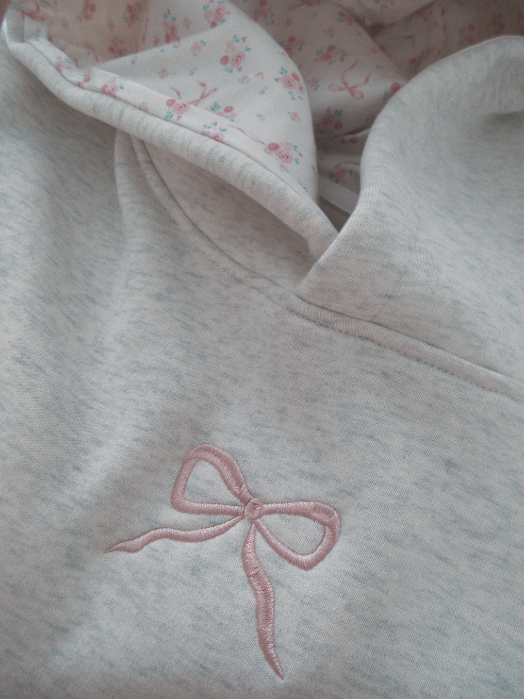 Veloura – Sudadera de muller mestura de algodón con lazo rosa – casual e feminino