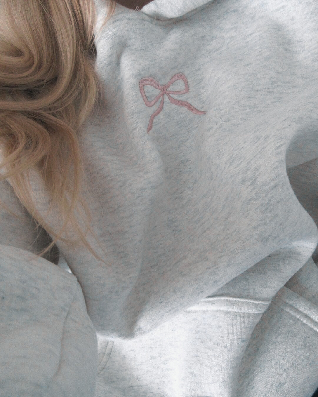 Veloura – Sudadera de muller mestura de algodón con lazo rosa – casual e feminino