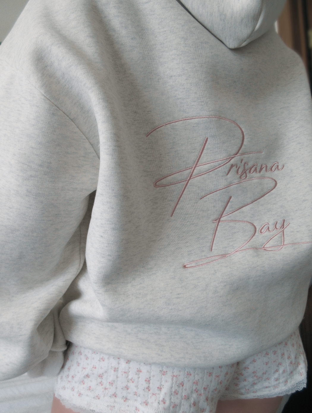 Veloura – Sudadera de muller mestura de algodón con lazo rosa – casual e feminino