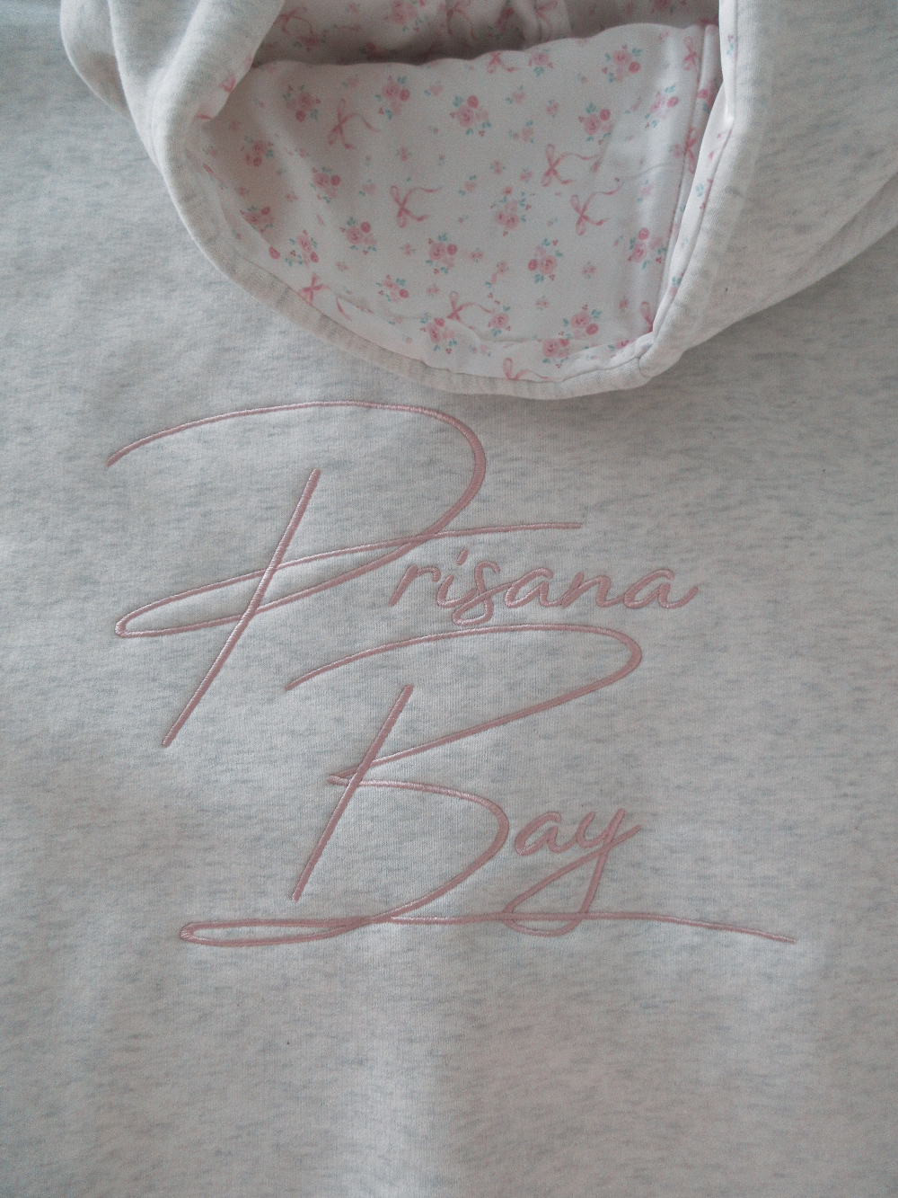 Veloura – Sudadera de muller mestura de algodón con lazo rosa – casual e feminino