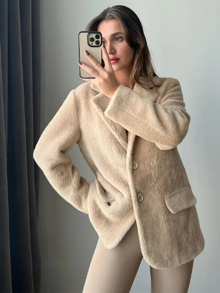 Jasiana Plush Women's Coat – Warm, Fashionable and Luxurious