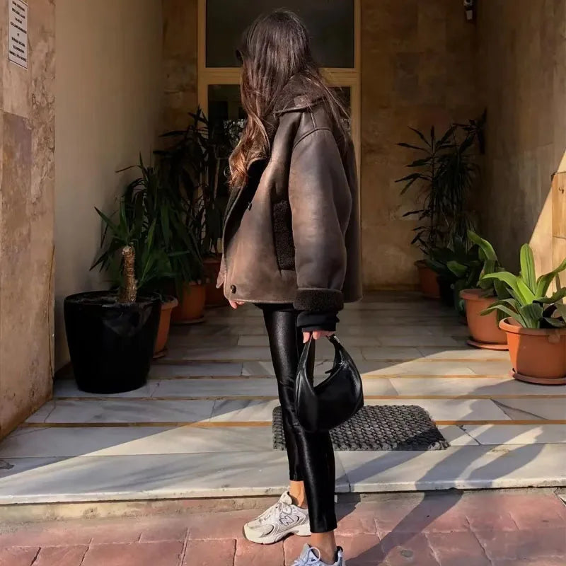 Dames jas – bruine lederlook stijl met zachte voering en oversized pasvorm