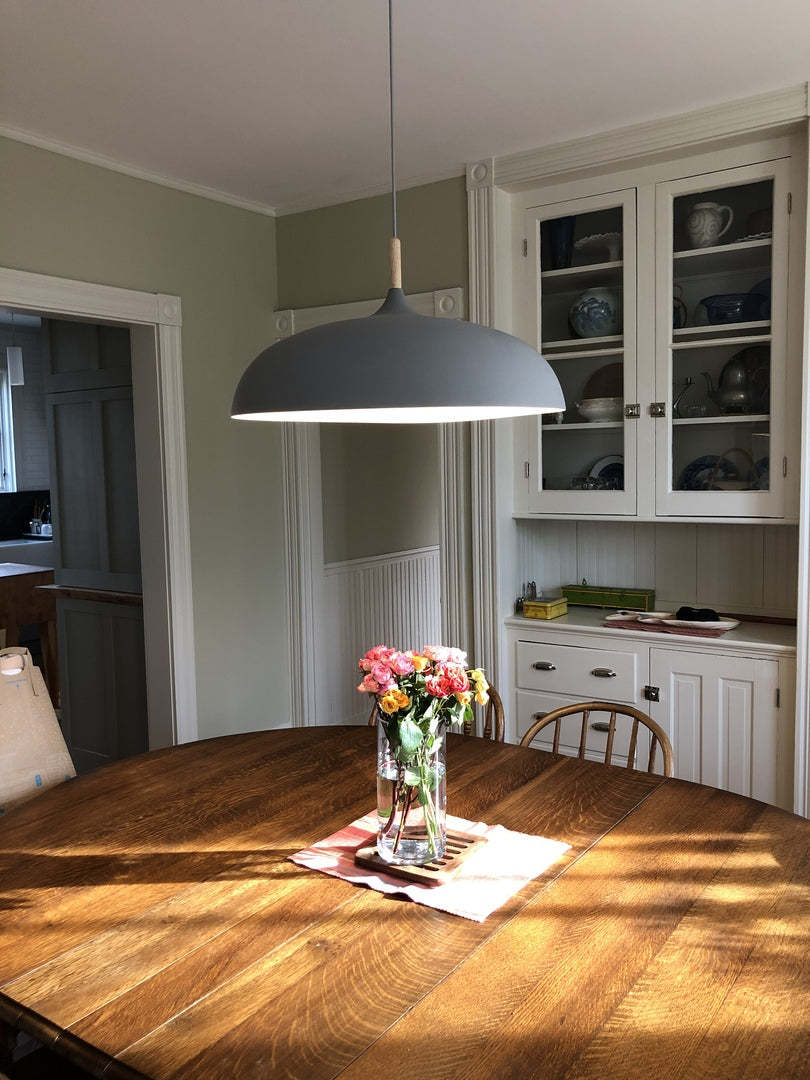 Pastelume – Lámpara colgante retro con madeira e pantalla metálica de cores pastel