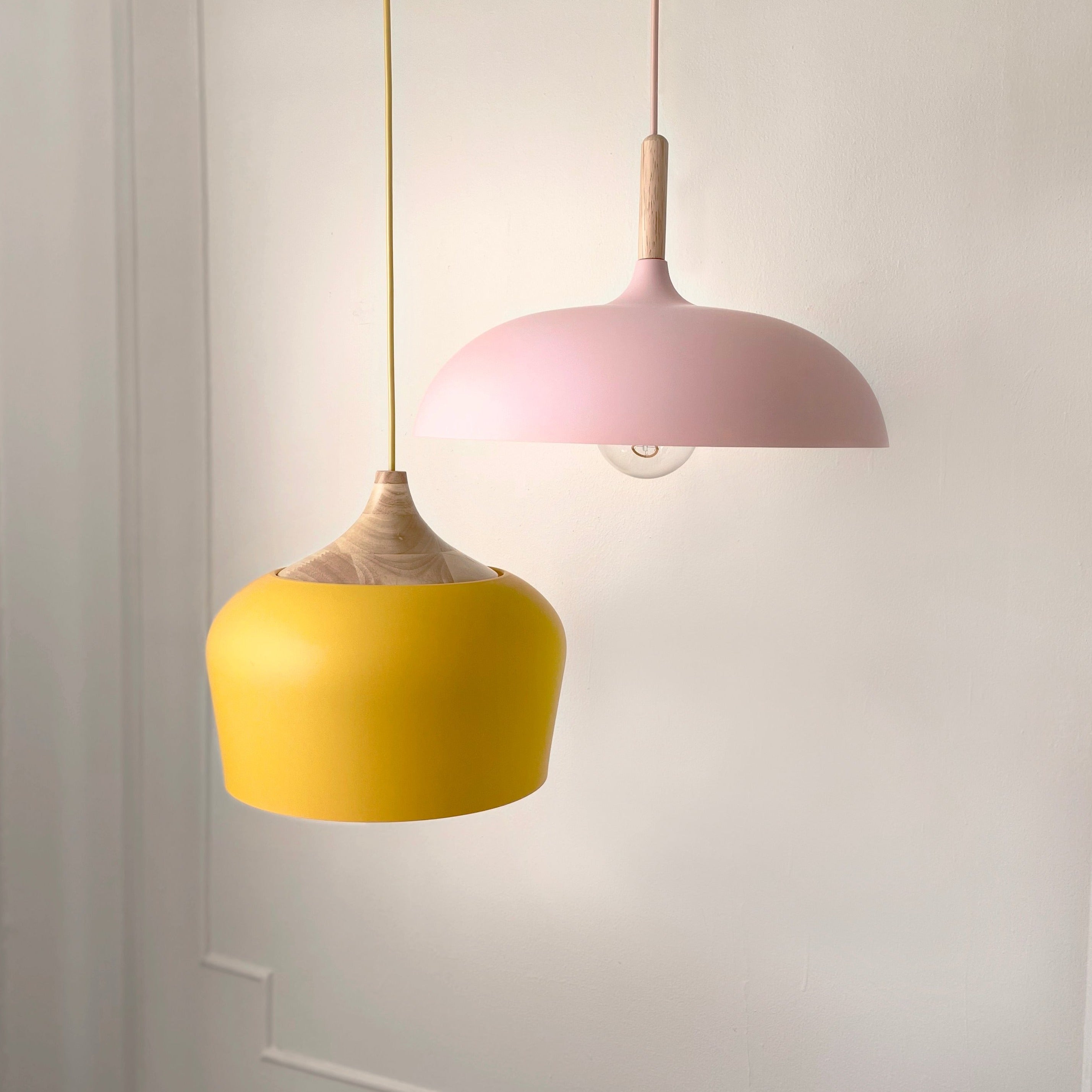 Pastelume – Lámpara colgante retro con madeira e pantalla metálica de cores pastel
