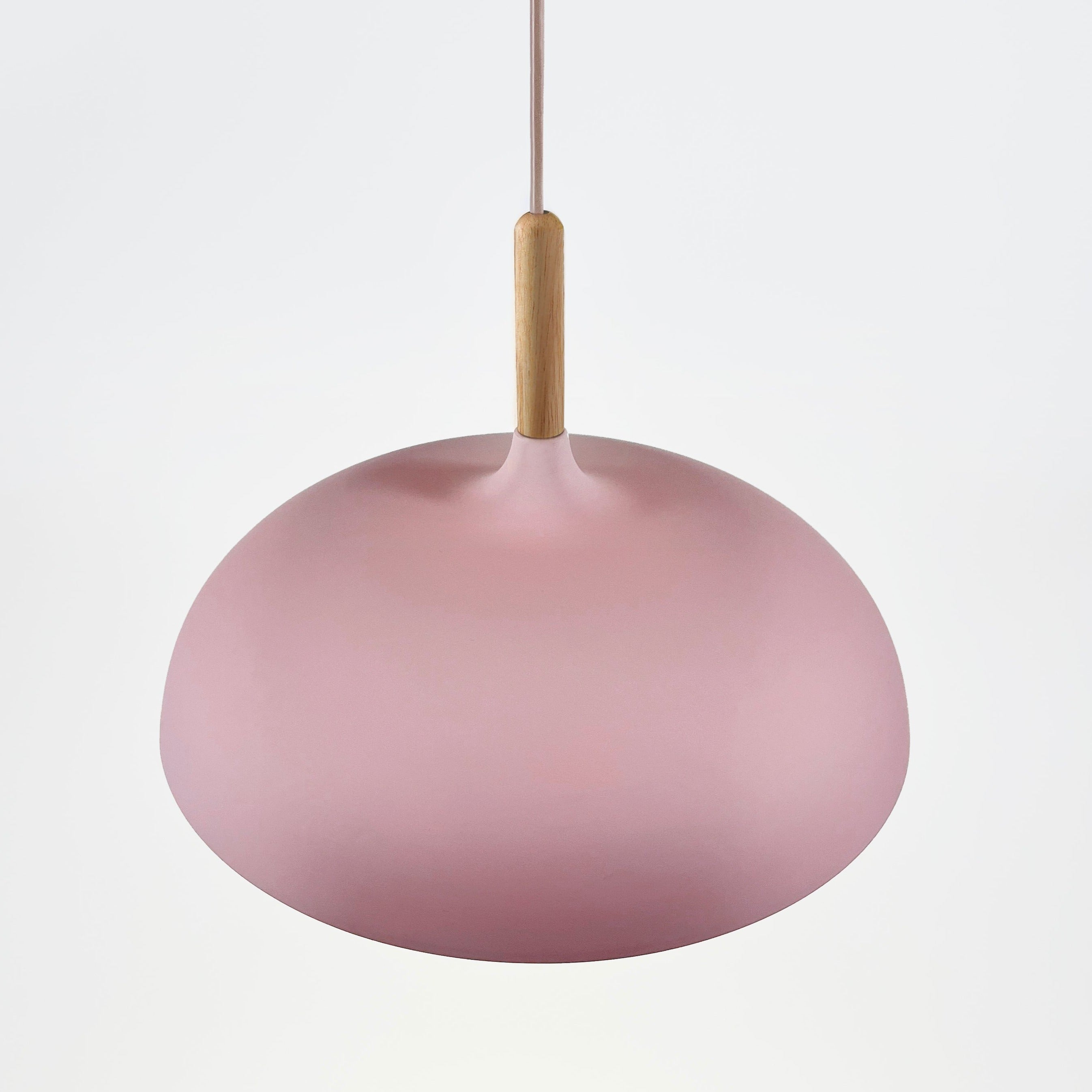 Pastelume – Lámpara colgante retro con madeira e pantalla metálica de cores pastel