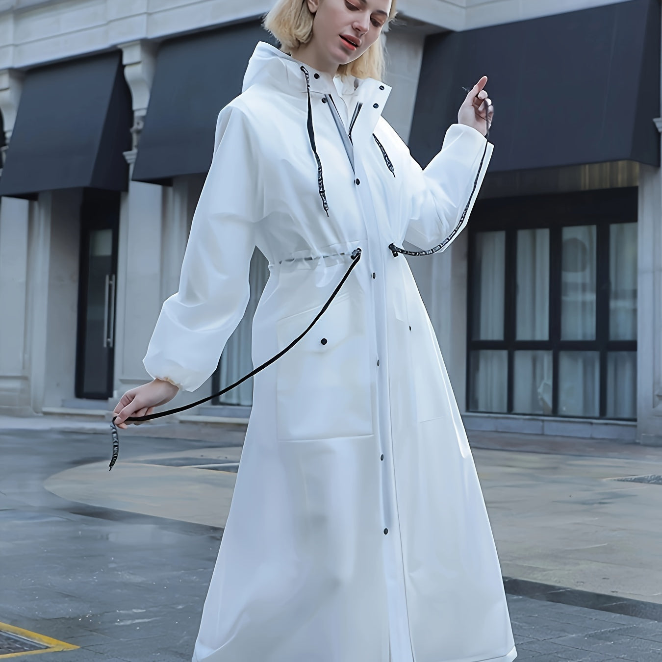 Sophie – Abrigo de lluvia impermeable para mujer con capucha en blanco, elegante y práctico