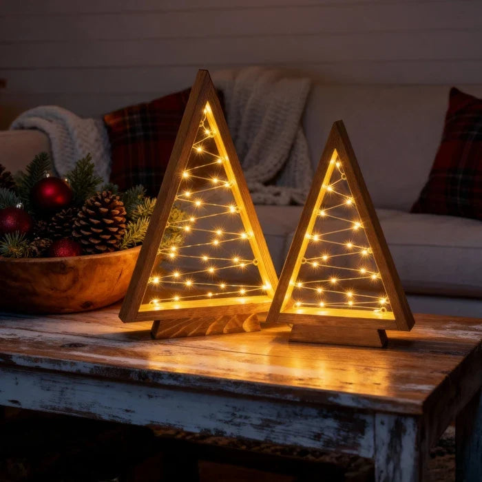 Kerstdecoratie hout – driehoekige boompjes met sterlampjes voor op tafel