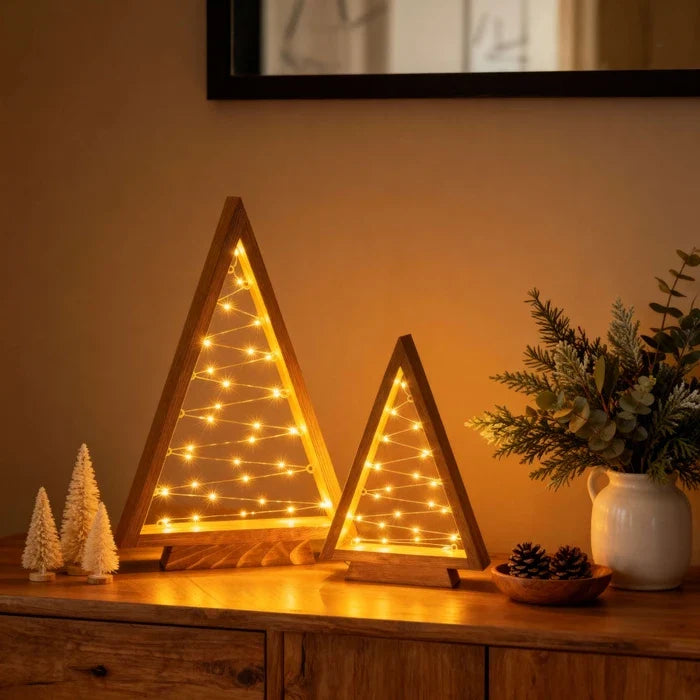 Kerstdecoratie hout – driehoekige boompjes met sterlampjes voor op tafel