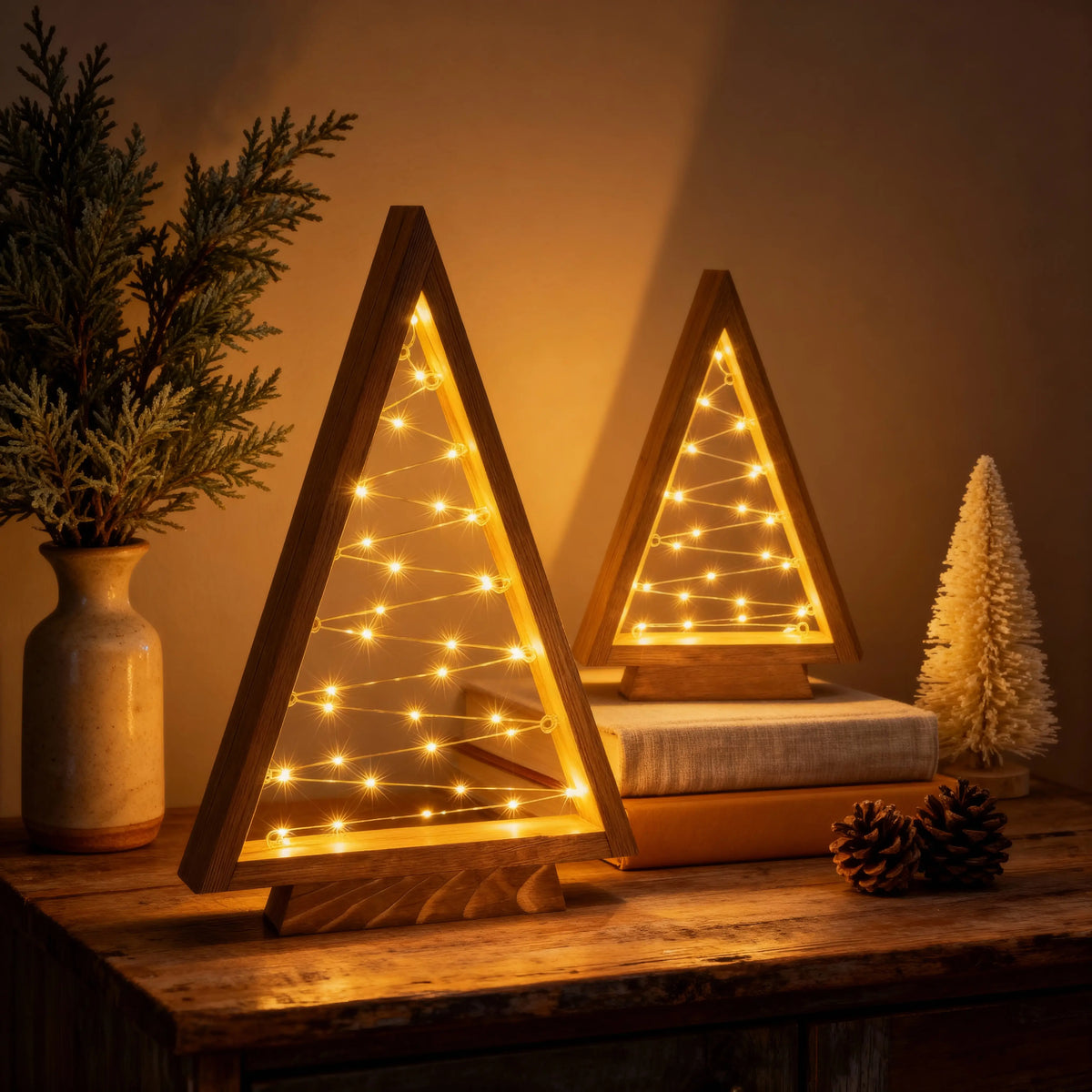 Kerstdecoratie hout – driehoekige boompjes met sterlampjes voor op tafel