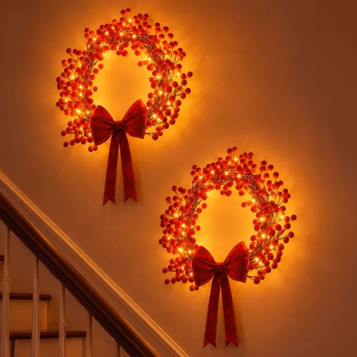 Verlichte deurkrans – rode besjes met warmgouden lichtjes voor voordeur en wand