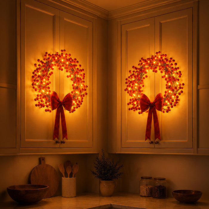 Verlichte deurkrans – rode besjes met warmgouden lichtjes voor voordeur en wand