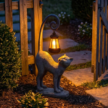 Tuinfiguur kat – beeldje met solar lantaarn dat bij de voordeur oplicht