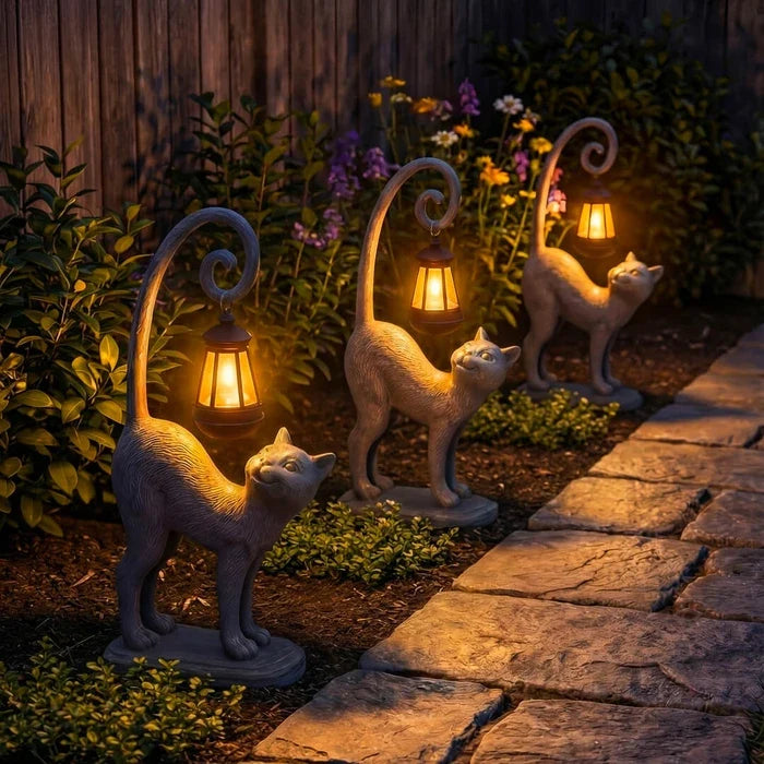 Tuinfiguur kat – beeldje met solar lantaarn dat bij de voordeur oplicht