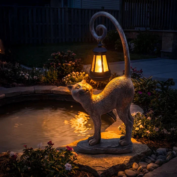 Tuinfiguur kat – beeldje met solar lantaarn dat bij de voordeur oplicht